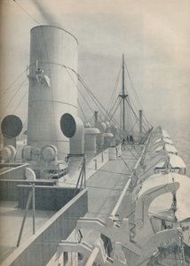 Oberdeck der Strathmore mit modernen Rettungsbooten, 1936 von Unbekannt