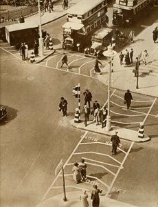 Verkehr und Fußgänger am Trafalgar Square, London, 1935