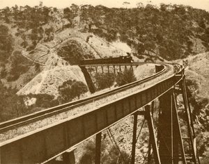Zug überquert Viadukt, Mount Lofty Range, Südaustralien, 1930 von Unbekannt
