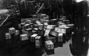 Transport von 14.000.000 Pfund Sterling an Goldbarren auf dem britischen Schlachtschiff HMS Malaya, 1940 von Unbekannt