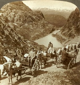Reisende auf Bergstraße durch wilde Schlucht von Seljestad, Norwegen, ca. 1905 von Unbekannt