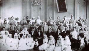 Zarin Maria Fjodorowna von Russland besucht ein Krankenhaus in Kiew, 1915