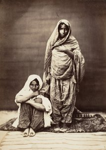Zwei indische Frauen, eine sitzend