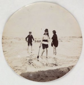 Zwei Mädchen und ein Junge planschen im Meer, um 1890