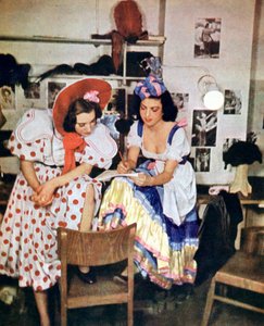Zwei Frauen aus der Operette Wie einst im Mai, von Walter Kollo, Berlin, 1943 von Unbekannt