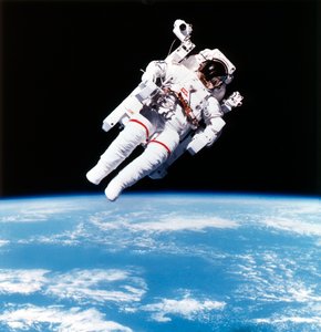 US-Astronaut Bruce McCandless beim Weltraumspaziergang, 1984