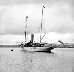 Vereinigtes Königreich: Eine Dampfyacht vor Anker. um 1890 von Unbekannt