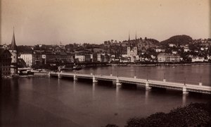 Unbetitelte Brücke mit Stadt im Hintergrund von Unbekannt