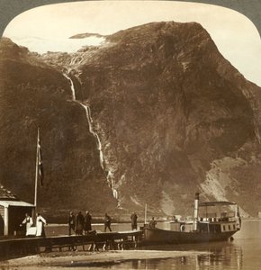 Utigards-Wasserfälle vom Ravnefjeld-Gletscher am Lake Loen - von Naesdal, Norwegen, um 1905 von Unbekannt
