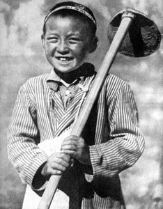 Usbekischer Schuljunge bei der Feldarbeit, 1936