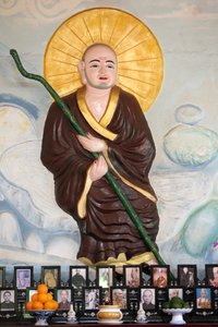 Van Hanh Zen-Buddhistisches Kloster. Buddhistischer Mönch über vietnamesischem Altar für Ahnen. Die Verehrung der Toten. Dalat. Vietnam