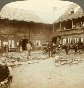 Victoria Hotel, geschmückt mit Rentiergeweihen, in Kongsberg, im rauen Norwegen, um 1905 von Unbekannt