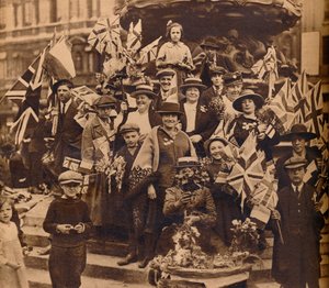 Siegesfeiern unter Eros, Piccadilly, London, 1918, 1938 von Unbekannt