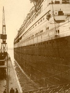 Ansicht der Steuerbordseite der Majestic beim Einlaufen in das Schwimmdock, ca. 1930 von Unbekannt