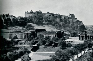 Blick auf die Nationalgalerie von Schottland und das Edinburgh Castle, ca. 1945 von Unbekannt