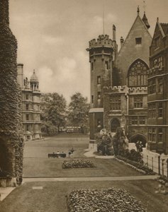 Blick auf die Middle Temple Gardens vom Fountain Court, um 1935 von Unbekannt