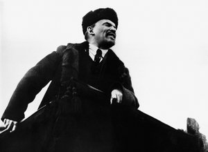 Wladimir Iljitsch Lenin, russischer bolschewistischer Revolutionsführer, spricht von einem Podium von Unbekannt