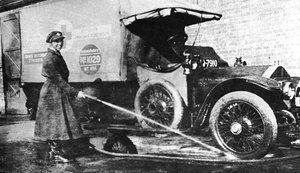 Freiwillige englische Fahrerin wäscht ihren Krankenwagen, Cambridge, Erster Weltkrieg, 1915 von Unbekannt
