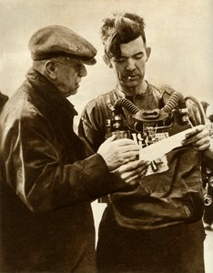 Freiwilliger holt Leichen beim Gresford-Kohlengrubenunglück, Wales, 1935 von Unbekannt