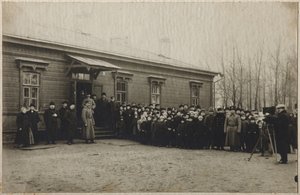 Warten auf die Überführung des Leichnams von Leo Tolstoi am Bahnhof Astapovo, 20. November 1910, 1910 von Unbekannt