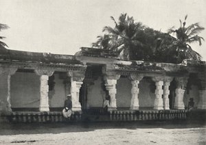Wandelhalle eines Hindutempels, Ceylon, 1926 von Unbekannt