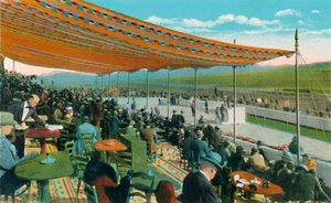 Rennen vor dem Clubhaus beobachten, Agua Caliente Jockey Club, um 1939 von Unbekannt