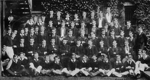 Winston Churchill in einer Gruppenfotografie an der Harrow School, um 1889, 1945 von Unbekannt