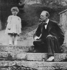 Winston Churchill mit seiner Tochter Mary in Chartwell, ca. 1924, 1945 von Unbekannt