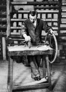 Draht wird zu Federn für Federschlösser gewickelt, London, 1926-1927 von Unbekannt