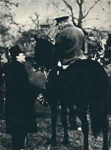 Mit König Georg V. bei Militärübungen, 1913, 1945 von Unbekannt