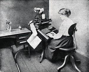Frau an der Monotype-Tastatur, 1917
