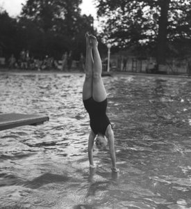 Frau taucht in ein Schwimmbecken, 20. Jahrhundert
