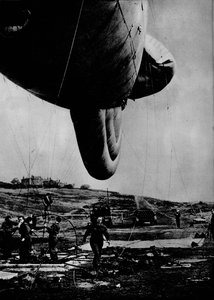 Frau der WAAF handhabt einen Sperrballon, 1943