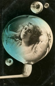 Frau, die sich in einer Blase spiegelt, Postkarte, ca. 1890-1909