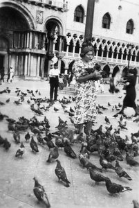 Frau umgeben von Tauben, Markusplatz, Venedig, Italien, 1938 von Unbekannt