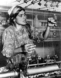 Frau, die in der Seidenindustrie arbeitet, Samarkand, Usbekistan, 1936 von Unbekannt