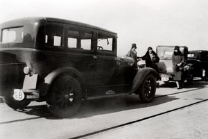 Frauen und geparkte Autos, 1930