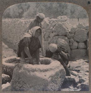 Frauen schöpfen Wasser am Brunnen der Weisen, auf dem Weg nach Bethlehem, ca. 1900 von Unbekannt
