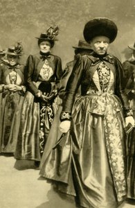 Frauen in traditioneller Tracht, Schruns, Vorarlberg, Österreich, ca. 1935