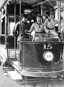 Frauen lernen, eine Straßenbahn zu fahren, 1917, 1936