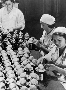 Frauen versiegeln Flaschen mit gespendetem Blut, Zweiter Weltkrieg, Moskau, 1941 von Unbekannt