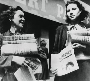 Frauen verkaufen deutsche Zeitungen, deutsch besetztes Paris, 19. Juli 1940 von Unbekannt
