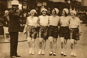 Frauen in Shorts, 1930, 1933 von Unbekannt
