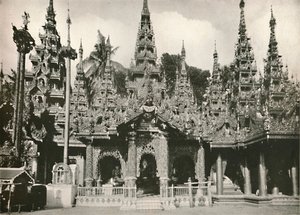 Holzgeschnitzte Schreine mit Glasmosaikarbeiten an der Shwe Dagon Pagode, Rangun, 1900 von Unbekannt