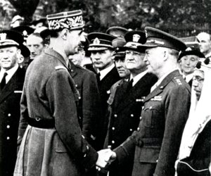 Zweiter Weltkrieg: De Gaulle begrüßt Eisenhower, 1944 von Unbekannt