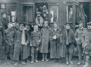 Verwundete englische Truppen auf dem Weg zu einem Feldlazarett, ca. 1914 von Unbekannt