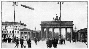 Zeppelin-Luftschiff überquert das Brandenburger Tor, Berlin, Erster Weltkrieg, 1914 von Unbekannt