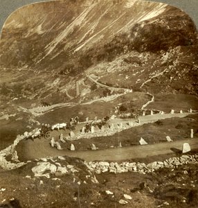 Zickzack-Steigungen der Grjotlid-Straße nach Mark - 10 Meilen Reise für 3,34 Meilen Luftlinie, Norwegen