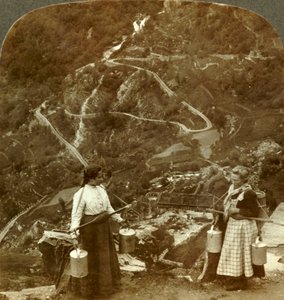 Zickzacks der berühmten Grjotlid-Straße - Bergmilchmädchen entlang des Weges bei Marok, Norwegen, ca. 1905 von Unbekannt