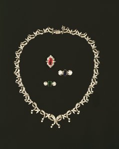 Art-Deco-Halskette mit Scroll- und Blattdesign; Rubin- und Diamant-Baguette-Cluster-Ring; Saphir- und Diamant-Dreistein-Ring; Smaragd- und Diamant-Dreistein-Ring von Unbekannt Unbekannt